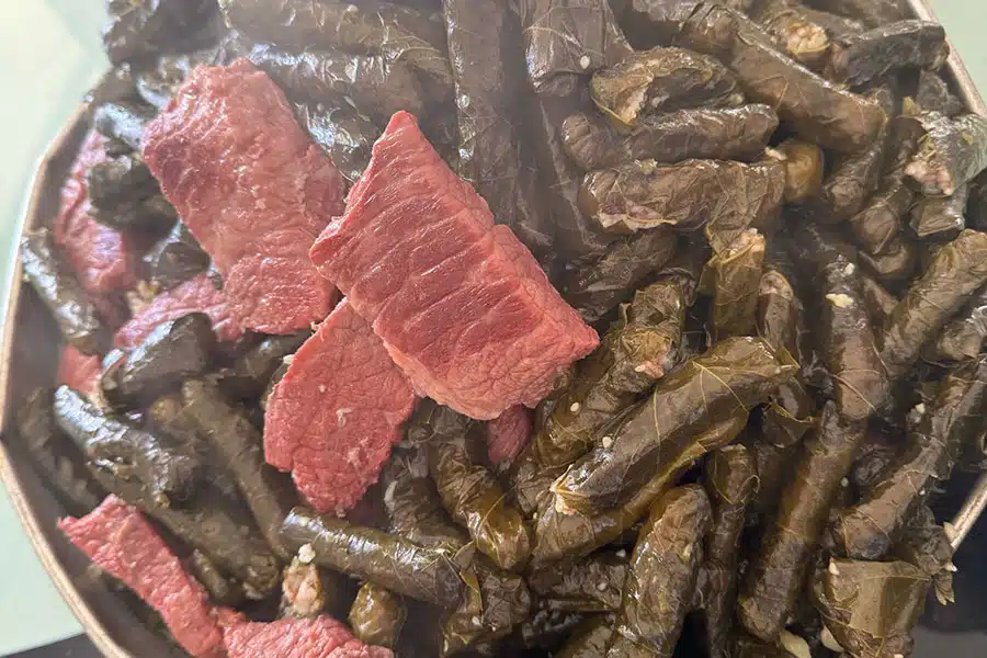 خطوة إلى مطبخ والدة ساري: قصة ورقة عنب